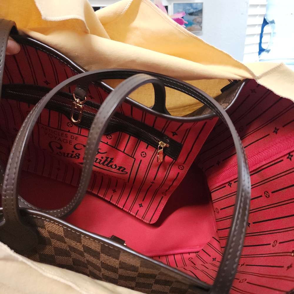 LIKE NEW Louis Vuitton GM Neverfull Large Tote Bag - Picture 2 of 16